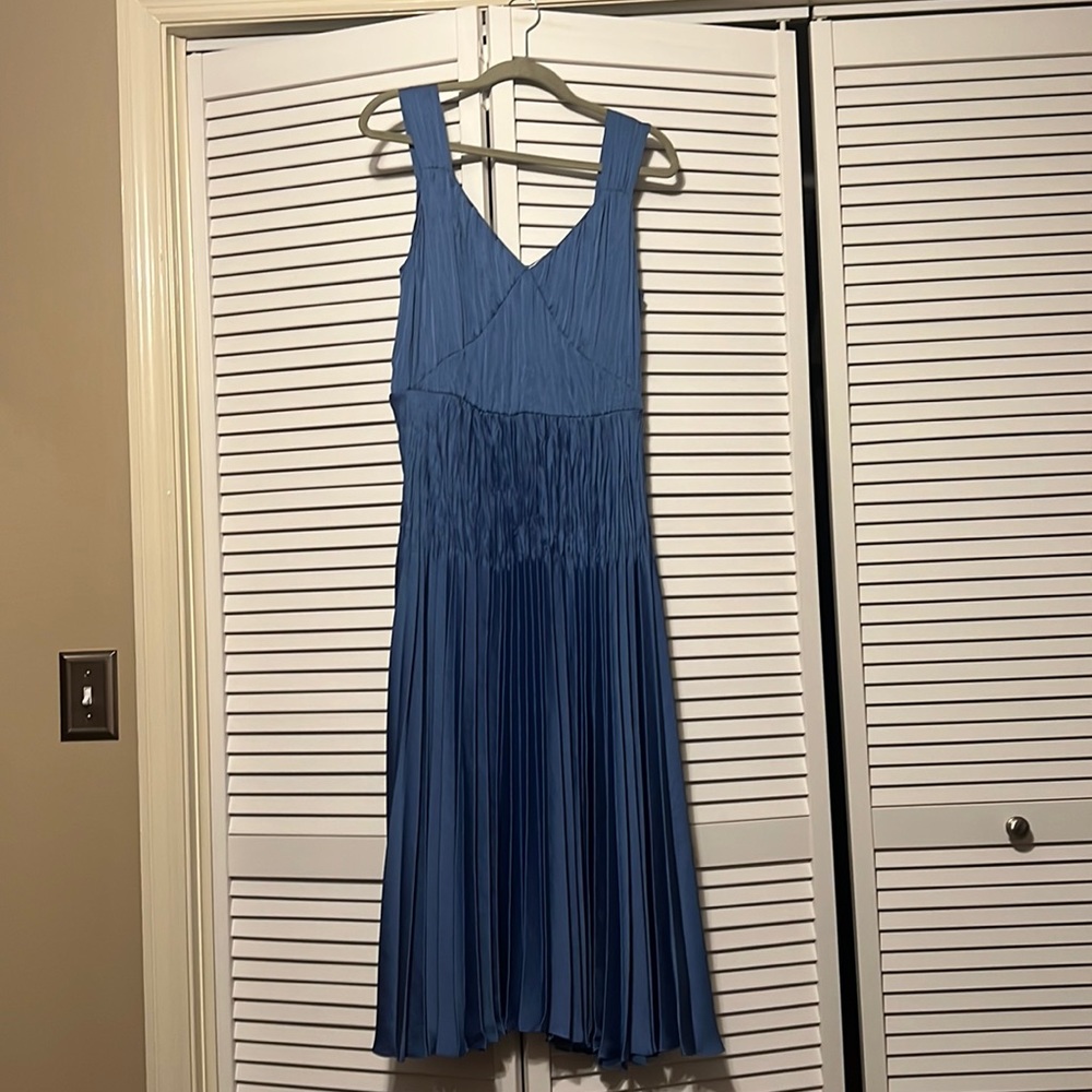 Sleeveless v-neck pleated dress